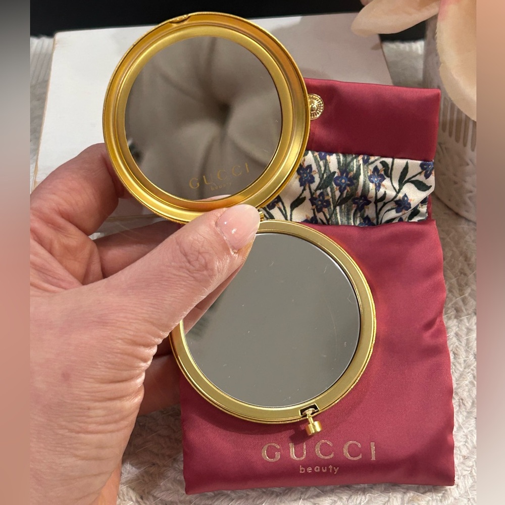 Gucci Beauty | NEW & Sealed Gold Mirror with Floral Pink Pouch ⭐️ - Picture 5 of 11